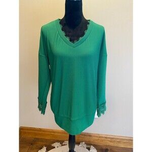 Trendy Queen Blouse Emerald Green Woman’s  Size Large Blouse w/ Lace Dressy
